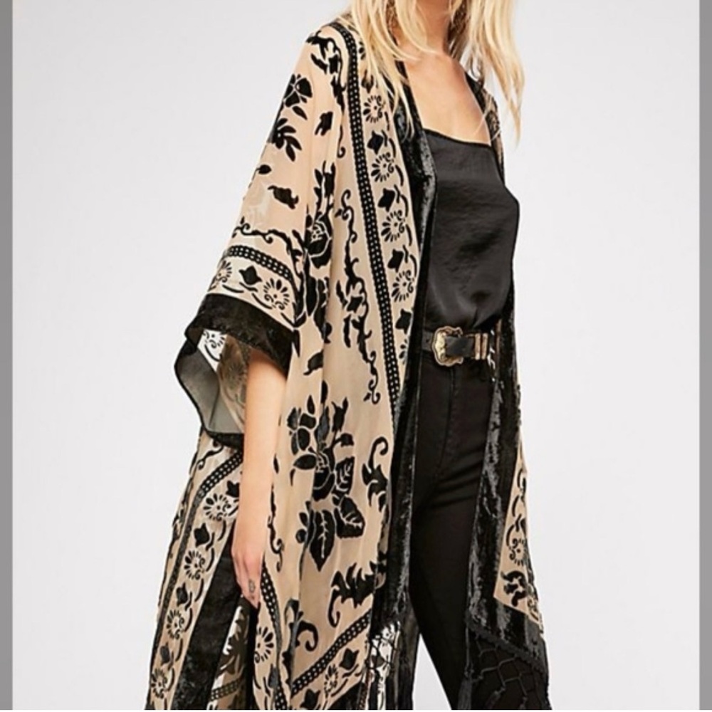Free People Black and Cream Floral kimono •EUC